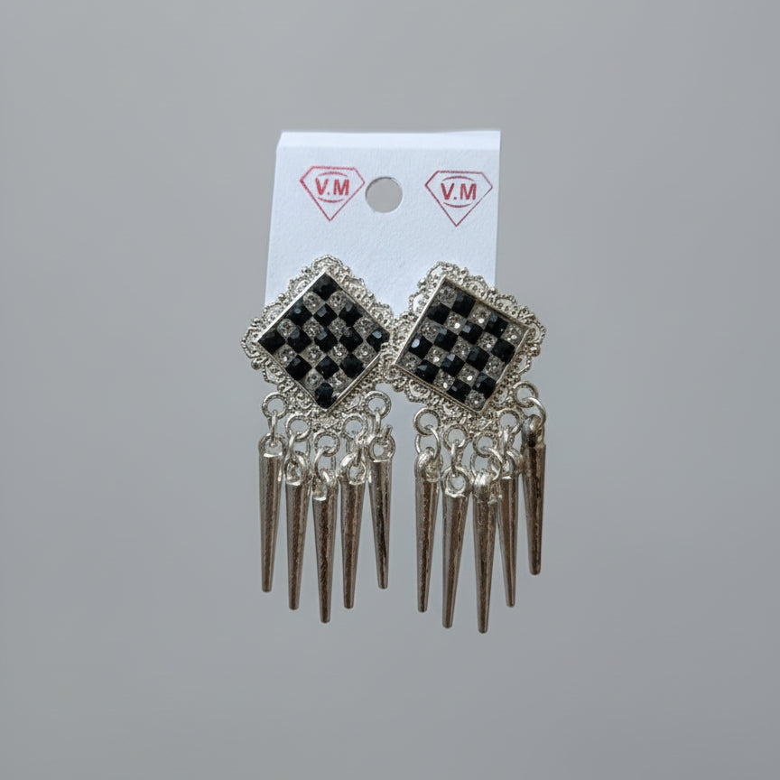 Pair of earrings with black gemstones